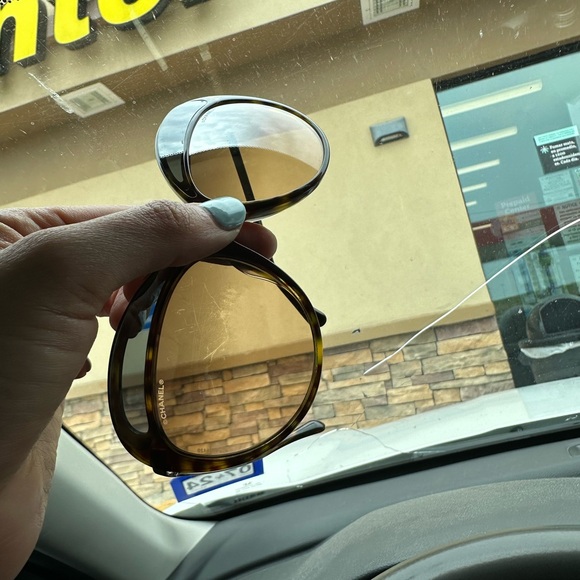 Beautiful Authentic Chanel CC Logo Sunglasses - Picture 12 of 16